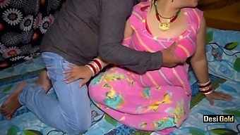 Desi Randi Bhabhi Gets Naughty With Taxi Driver