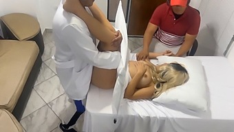 همسرم توسط متخصص زنان معاینه می شود و من در این ویدیوی Ntr مخفیانه از تماشای سکس آنها لذت می برم