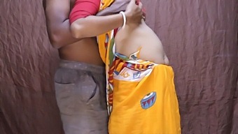 Indian Aunty In Sexy Saree Gets Creampied By Her Husband'S Friends