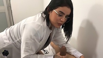 Doctor With Big Ass Gives Oral Help To Patient With Erection Issues - Español
