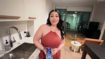 L’amica Di Una Mamma Super Sexy, Mandi May, Seduce Il Giovane In Una Scena Bollente.